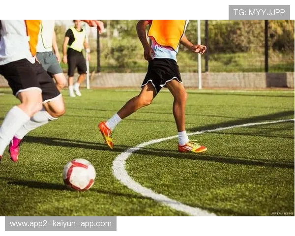 足球训练中是否融入跨项目体能技巧，足球专项体能训练的特点