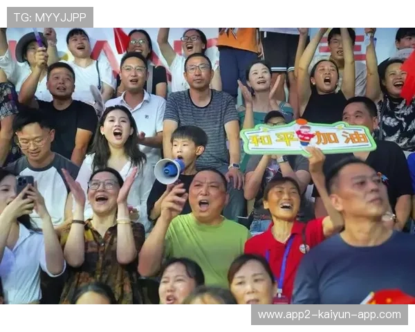 粉丝狂热助威，现场氛围火爆！，粉丝狂热现象分析